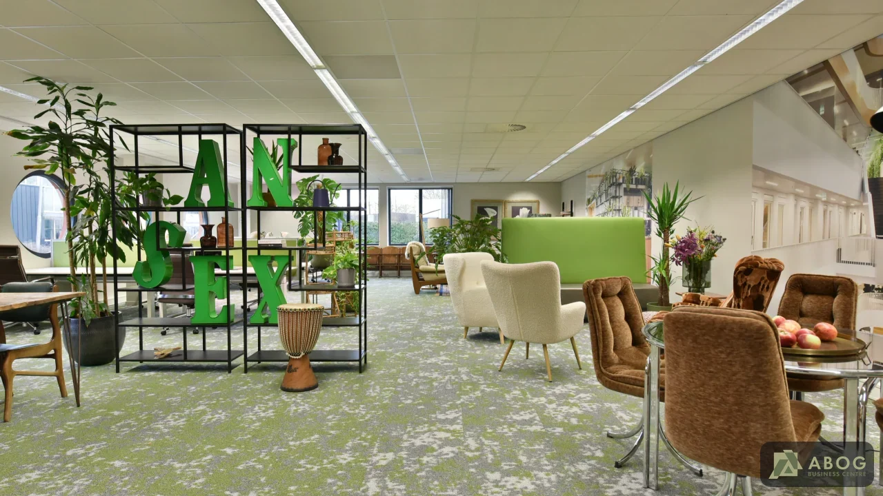 Team bereidt een workshop voor in een lichte vergaderruimte bij ABOG Business Centre in Amersfoort